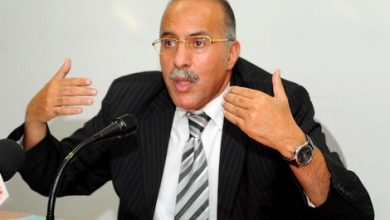 صورة مثول عبد المولى عبد المومني المتهم باختلاس أموال تعاضدية الموظفين أمام القضاء اليوم
