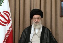 صورة خامنئي يوجه رسالة تهديد للأمريكيين