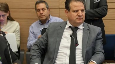 صورة الكنيست الإسرائيلي يفشل في عزل النائب العربي أيمن عودة