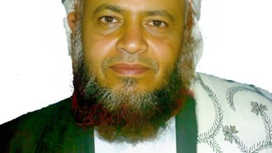 صورة مليشيا الحوثي تقصف منزل أحد شيوخ العلم وتشعل فيه النيران بعد محاصرته ومداهمته بسبب تدريسه  للقران الكريم