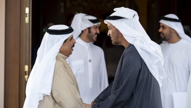 صورة رئيس الدولة يزور ملك البحرين بمقر إقامته في أبوظبي