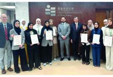 صورة طالبات جامعة الإمارات يستعرضن ابتكارات تعليمية في هونغ كونغ