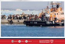 صورة خفر السواحل اليوناني ينقذ أكثر من 430 مهاجرًا قبالة جزر البلاد
