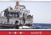 صورة السلطات الليبية توقف محاولة هجرة غير شرعية وتنقذ 84 شخصًا