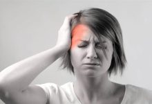 صورة مرض يزعج مليار شخص في العالم .. شابة تخترع طريقة غريبة لعلاج الصداع النصفي