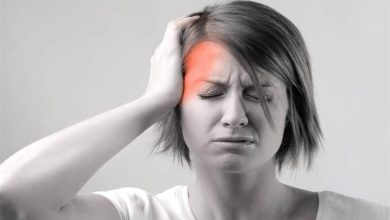 صورة مرض يزعج مليار شخص في العالم .. شابة تخترع طريقة غريبة لعلاج الصداع النصفي