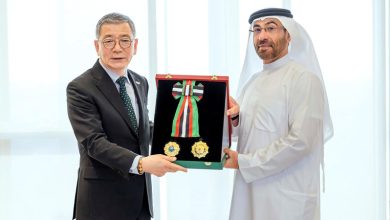 صورة رئيس الدولة يمنح السفير الكوري وسام الاستقلال من الطبقة الأولى
