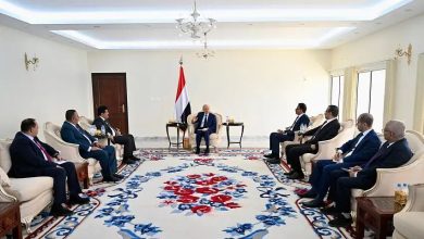 صورة الرئيس العليمي يلتقي قيادة المكتب السياسي للمقاومة الوطنية ويشدد على وحدة الصف وتوحيد  الخطاب الإعلامي ويؤكد على مبدأ الشراكة