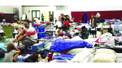 صورة المهاجرون غير المسجلين في فلوريدا يخشون دخول «ملاجئ الأعاصير»