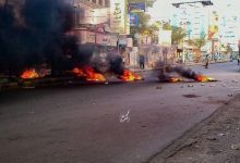 صورة شاهد.. مواطنون غاضبون يحرقون الإطارات ويقطعون الشوارع وسط مدينة تعز