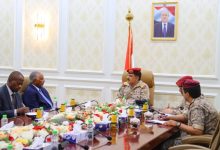 صورة وزير الدفاع خلال لقائه سفيري السودان واليابان: مليشيات الحوثي الإرهابية جبهة متقدمة للدفاع عن النظام الايراني