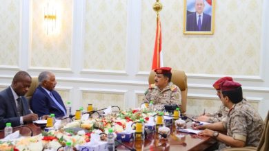 صورة وزير الدفاع خلال لقائه سفيري السودان واليابان: مليشيات الحوثي الإرهابية جبهة متقدمة للدفاع عن النظام الايراني