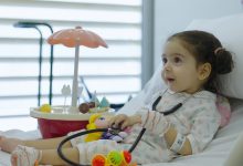 صورة الطفلة السورية “يقين” تتلقى العلاج الجيني “زولجنسما” في مستشفى الجليلة بدبي
