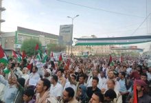 صورة آلاف المواطنين في مأرب ينفذون وقفة غضب تضامناً مع غزة وتنديداً بسياسة التجويع الإسرائيلية