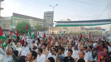 صورة آلاف المواطنين في مأرب ينفذون وقفة غضب تضامناً مع غزة وتنديداً بسياسة التجويع الإسرائيلية