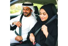 صورة سائقون يتلقون مخالفات مرورية ارتكبها مرافقون لهم