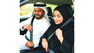 صورة سائقون يتلقون مخالفات مرورية ارتكبها مرافقون لهم