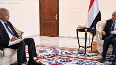 صورة رشاد العليمي:  نعيد حاليًا بناء جهاز الدولة السيادي عبر هيئة العمليات المشتركة والجهاز المركزي لأمن الدولة والقوات العسكرية التابعة لوزارة الدفاع وهيئة الأركان موحدة