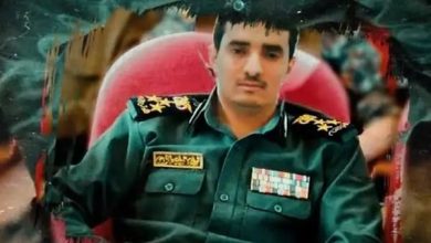 صورة سقوط قيادي حوثي ميتًا أثناء ملاحقته باعة متجولين في مدينة إب وناشطون يعلقون: ''دعوة المظلوم لا ترد''