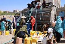صورة الحوثيون يمنعون دخول صهاريج المياه إلى مدينة تعز وناشطون يصفون الخطوة بـ"جريمة إنسانية"