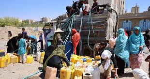 صورة الحوثيون يمنعون دخول صهاريج المياه إلى مدينة تعز وناشطون يصفون الخطوة بـ"جريمة إنسانية"