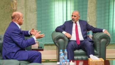 صورة عيدروس الزبيدي المتهم بتحويل ملايين الدولارات إلى حسابه الشخصي يشدد على توريد جميع مؤسسات الدولة إيراداتها إلى البنك المركزي في عدن