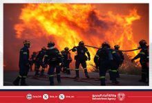 صورة أكثر من 200 عنصر إطفاء يواجهون حريقاً متقداً في ضواحي العاصمة اليونانية