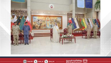 صورة وزير شؤون الدفاع يستقبل عددًا من الضباط الخريجين حديثًا من الكليات والمعاهد العسكرية لأداء القسم القانوني