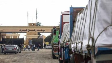 صورة بدء تحرك شاحنات المساعدات من أمام معبر رفح باتجاه غزة