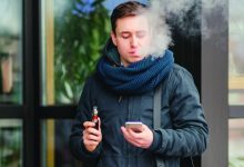 صورة تدخين «الفيب» داخل «المولات» يثير استياء الزوار.. ومَطالب بغرامات رادعة