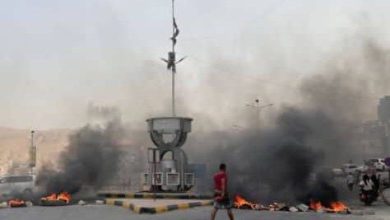 صورة اقتحام ديوان المحافظة بحضرموت ومظاهرات غاضبة في شوارع المكلا (صور)