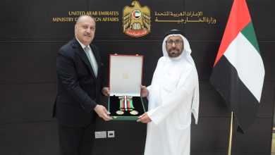 صورة رئيس الدولة يمنح السفير الأردني وسام الاستقلال من الطبقة الأولى