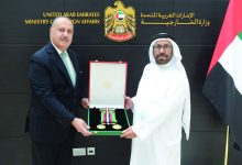 صورة رئيس الدولة يمنح السفير الأردني وسام الاستقلال من الطبقة الأولى