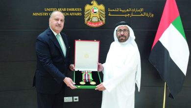 صورة رئيس الدولة يمنح السفير الأردني وسام الاستقلال من الطبقة الأولى