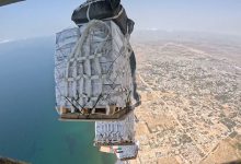 صورة لليوم الثالث على التوالي.. الإمارات تواصل إسقاط المساعدات فوق غزة ضمن عملية “طيور الخير”
