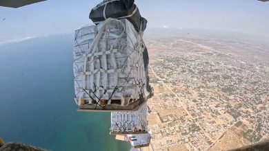 صورة لليوم الثالث على التوالي.. الإمارات تواصل إسقاط المساعدات فوق غزة ضمن عملية “طيور الخير”