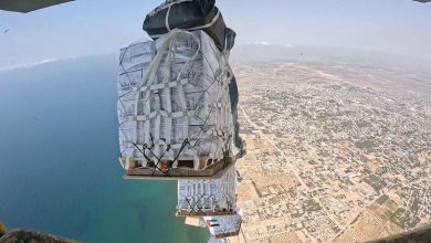 صورة الإمارات تواصل إسقاط المساعدات فوق غزة ضمن عملية «طيور الخير»