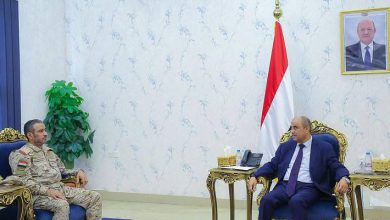 صورة رئيس الوزراء يعقد اجتماعاً عسكرياً برئيس هيئة الأركان ورؤساء الهيئات والدوائر بوزارة الدفاع.