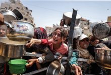 صورة دماء في طوابير الجوعى بفعل القصف الإسرائيلي في غزة