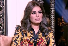 صورة “تناغم بين البرتقالي والأبيض”.. منة فضالي بإطلالة صيفية جريئة على اليخ
