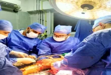 صورة في حالة يقظة.. استئصال ورم دماغي لمريض بسلطنة عمان