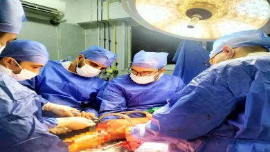 صورة في حالة يقظة.. استئصال ورم دماغي لمريض بسلطنة عمان