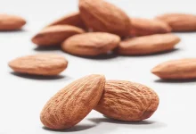 صورة ماذا يحدث لجسمك عند تناول اللوز المنقوع؟