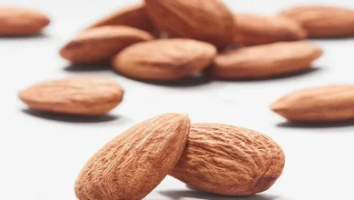 صورة ماذا يحدث لجسمك عند تناول اللوز المنقوع؟