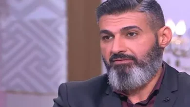 صورة ياسر جلال ينشر صورة نادرة مع والده ووالدته ويعلق: “وحشتوني