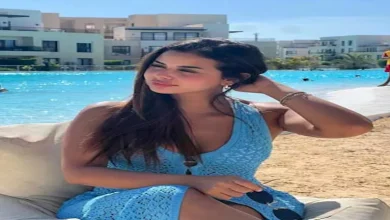 صورة منة عرفة تنشر إطلالات جريئة مختلفة على البحر من إجازتها الصي
