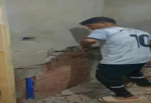 صورة تعب وقهر.. لاعب بلقاس بين العمل في الهدم والتكسير وكرة القدم