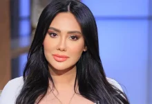 صورة مي القاضي تثير الجدل بظهورها مع حيوان غريب في البحر