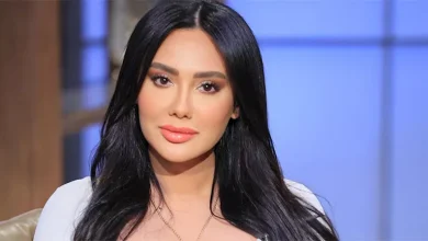 صورة مي القاضي تثير الجدل بظهورها مع حيوان غريب في البحر