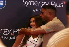 صورة بالصور- أمير كرارة يقبل رأس هنا الزاهد في العرض الخاص لفيلم “الشاطر”